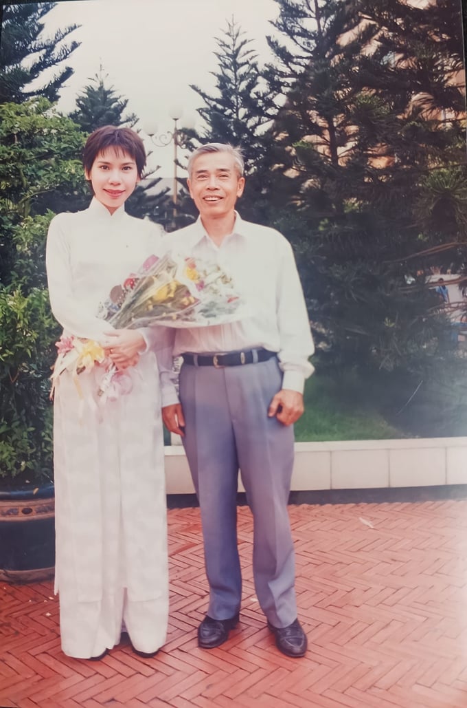 Giáo sư Nguyễn Văn Hạnh và cô học trò Hà Thanh Vân.