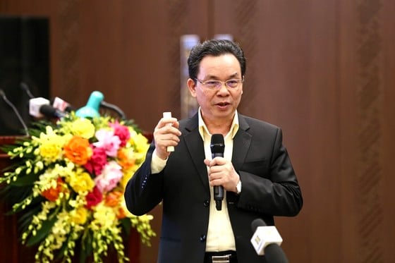 GS.TS Hoàng Văn Cường làm rõ những vấn đề mấu chốt trong quy hoạch Thủ đô. Ảnh: Khánh Nguyễn.