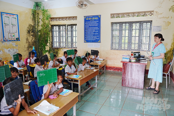 Cô Lê Thị Mai: 'Dạy những lớp như thế này cần sự kiên nhẫn, nhẹ nhàng, nếu không các em rất dễ nản'. Ảnh: Phúc Lập.