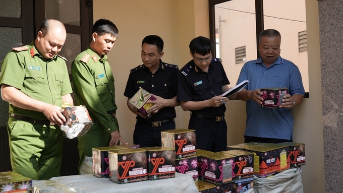 Cơ quan công an, hải quan tại Lạng Sơn bắt giữ vụ buôn lậu pháo nổ qua thành phố Lạng Sơn. Ảnh: PC03.