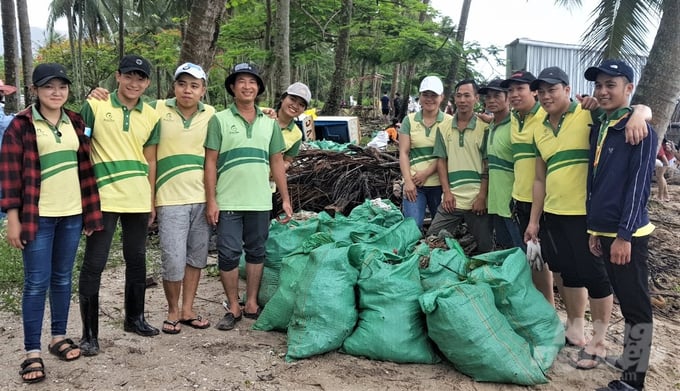 Volunteers collect littered plastic waste polluting the environment at tourist destinations and beaches. Photo: Trung Chanh.