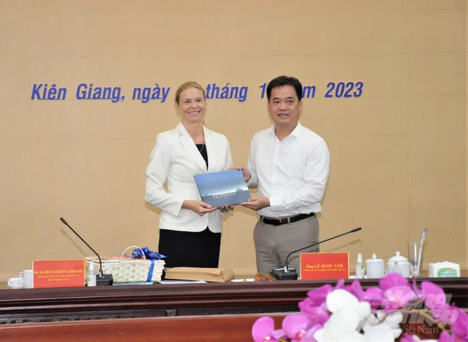 Ms. Karin Isdahl, Commercial Counselor, Norwegian Embassy Trade Department, introduces a Feasibility Study on a Deposit-Refund Scheme (DRS) in Vietnam, helping to recover recyclable plastic waste in Phu Quoc city. Photo: Trung Chanh.