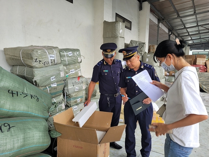 Hải quan Lạng Sơn kiểm tra chặt chẽ các mặt hàng xuất nhập khẩu tại khu vực biên giới. Ảnh: Nụ Bùi.