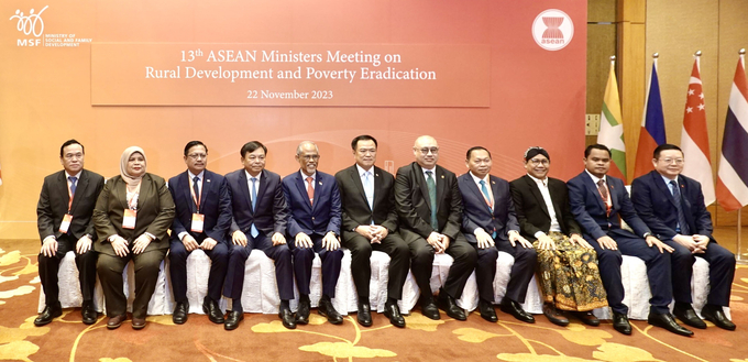 Hội nghị Bộ trưởng ASEAN lần thứ 13 về Phát triển nông thôn, xóa đói giảm nghèo tại Singapore.