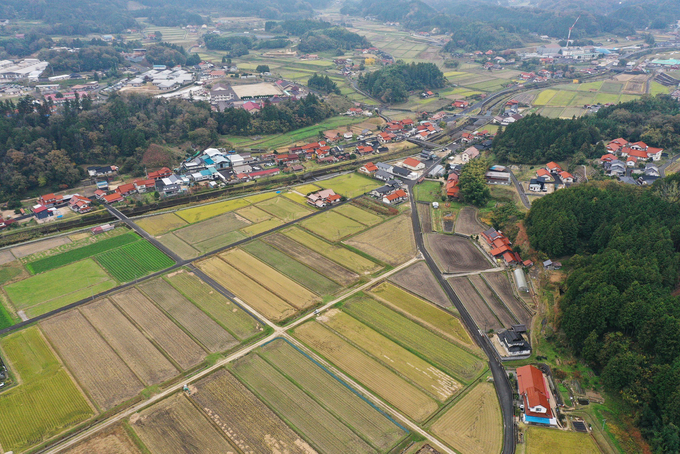 Ruộng đồng ở Nhật Bản được dồn điền, đổi thửa, tạo nên những cánh đồng có kích thước lớn, thuận lợi cho cơ giới hóa. Ảnh: Tùng Đinh.