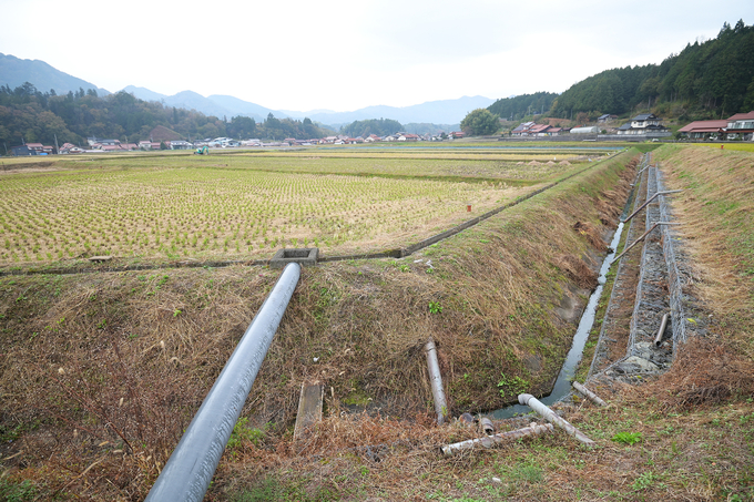 Hệ thống tưới tiêu được bố trí bên cạnh các ruộng lúa của Nhật Bản. Ảnh: Tùng Đinh.