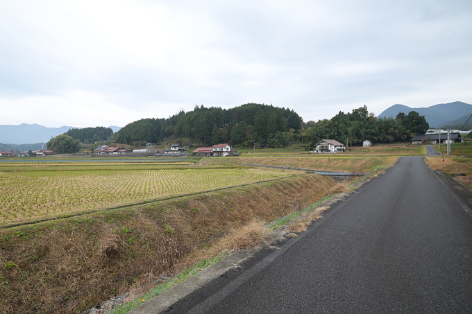 Đường nội đồng ở nông thôn Nhật Bản được trải nhựa, tạo thuận lợi cho máy móc di chuyển. Ảnh: Tùng Đinh.