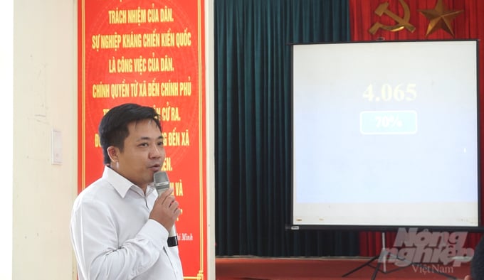 Mr. Nguyen Van Trung, Head of the Inspection - Legal Affairs Division under Thanh Hoa province's Sub-department of Fisheries, providing training to fishermen on regulations in fisheries exploitation. Photo: Quoc Toan.