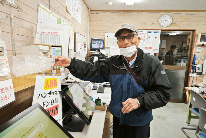 Ông Iwane Hidenori, năm nay 74 tuổi, vẫn làm nông và tự đem nông sản ra trạm dừng nghỉ để bán. Ảnh: Tùng Đinh.
