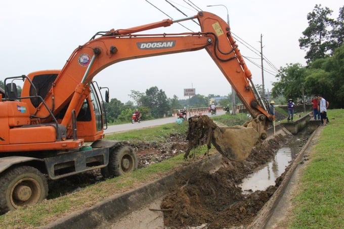 Canal dredging and irrigation structure upgrading in Phu Binh district. Photo: Pham Hieu.