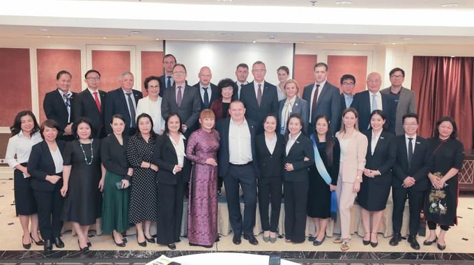 The Kaluga Province delegation commemorated the occasion with souvenir photos alongside representatives from the Vietnam Association of Women Entrepreneurs and TH Group. Photo: THG.