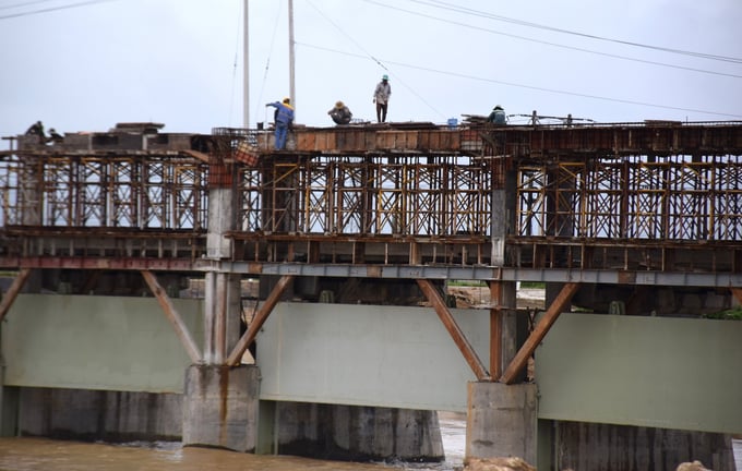 Workers from Construction Joint Stock Company 47 carrying out the construction of the Thanh Hoa 1 Dam. Photo: V.D.T.