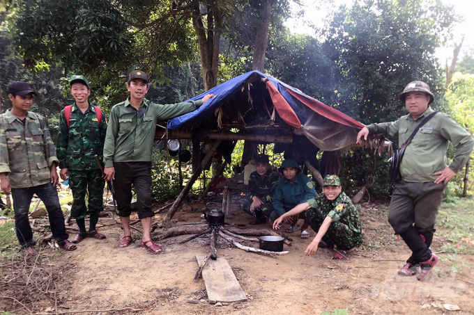 Lực lượng tuần tra bảo vệ rừng tại một điểm dừng chân. Ảnh: Võ Dũng.