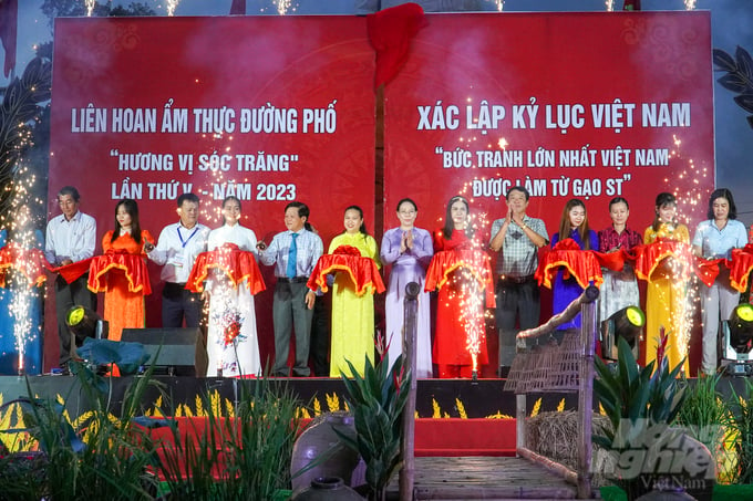 Lãnh đạo tỉnh Sóc Trăng cùng các cơ quan chuyên môn, nhóm tác giả giống lúa ST cắt băng khai trương triển lãm bức tranh lớn nhất Việt Nam được làm từ Gạo ST25.
