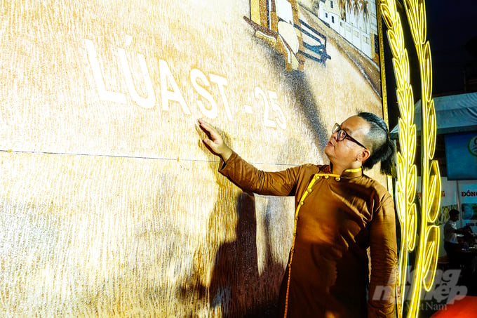 Anh Trần Đăng Nghiêm, nghệ nhân thực hiện bức tranh cùng với 5 thợ chính và nhiều thợ phụ hỗ trợ hoàn thành bức tranh gạo ST25 trong vòng 18 ngày.