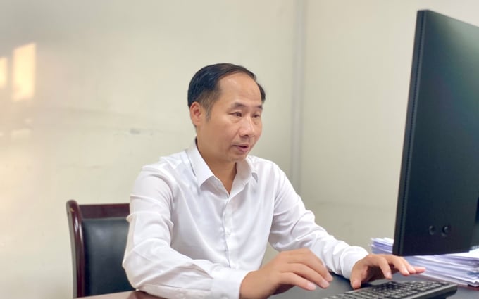 Mr. Nguyen Manh Hung, Head of Operation and Irrigation under the Department of Water Resources, sharing about the preparation process for the investment project to construct the Xuan Quan and Long Tuu dams on the Red River. Photo: Minh Phuc.