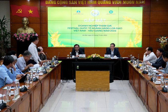 Minister Le Minh Hoan and Deputy Minister Hoang Trung hosted the meeting. Photo: Bao Thang.
