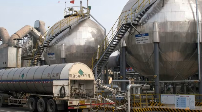 Carbon dioxide storage tanks are seen at a cement plant and carbon capture facility in Wuhu, Anhui province, China on Sep 11, 2019. Photo: Reuters/David Stanway