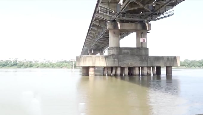 The bed of the Red River is experiencing significant erosion due to the impact of climate change and sand mining activities. Many pump stations along the river are 'suspended,' unable to draw water into the system. Photo: Minh Phuc.