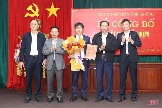 Lãnh đạo tỉnh Hà Tĩnh trao quyết định bổ nhiệm và tặng hoa chúc mừng ông Trần Văn Long. Ảnh: Báo Hà Tĩnh.