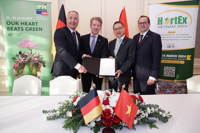 VEAS, Nova and Messe Essen signing a strategic cooperation agreement.