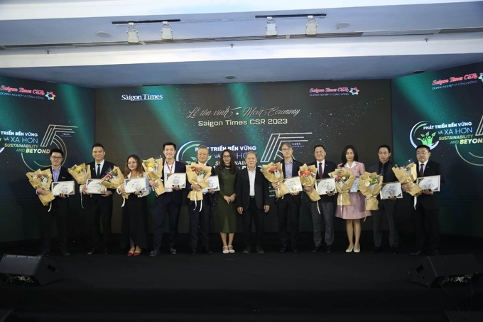 Các doanh nghiệp nhận giấy chứng nhận tại sự kiện tôn vinh doanh nghiệp vì cộng đồng của Saigon Times.