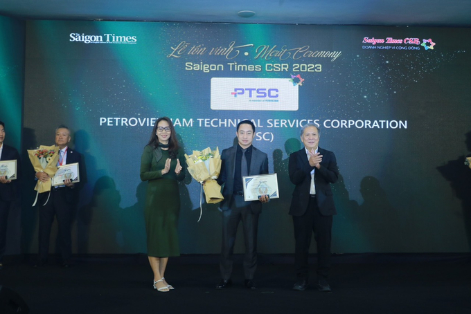 Đại diện Lãnh đạo của PTSC nhận giấy chứng nhận tại sự kiện tôn vinh doanh nghiệp vì cộng đồng của Saigon Times.