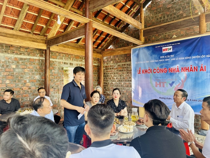 Nhà báo Trần Long tích cực trong các hoạt động thiện nguyện do Đài PT-TH Hà Tĩnh trực tiếp chủ trì, tổ chức nhiều năm nay. Ảnh: FBCN