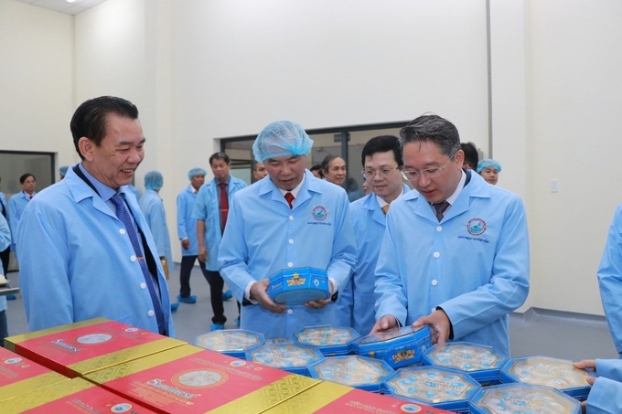 Thứ trưởng Bộ NN-PTNT Phùng Đức Tiến tham quan Nhà máy chế biến nguyên liệu Yến sào Sanvinest Khánh Hòa. Ảnh: PC.