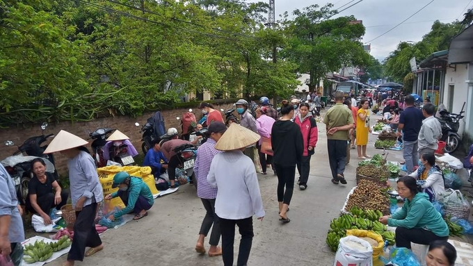 Tại chợ phiên, nhiều loại hàng hóa được bày bán, trong đó có cả thuốc BVTV. Ảnh: Ngọc Tú. 