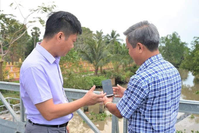 The Kien Giang Sub-Department of Animal Husbandry and Veterinary Medicine periodically carries out water environmental observation, and people can easily access the results from their smartphones to adjust shrimp farming and seed stocking plans appropriately. Photo: Trung Chanh.