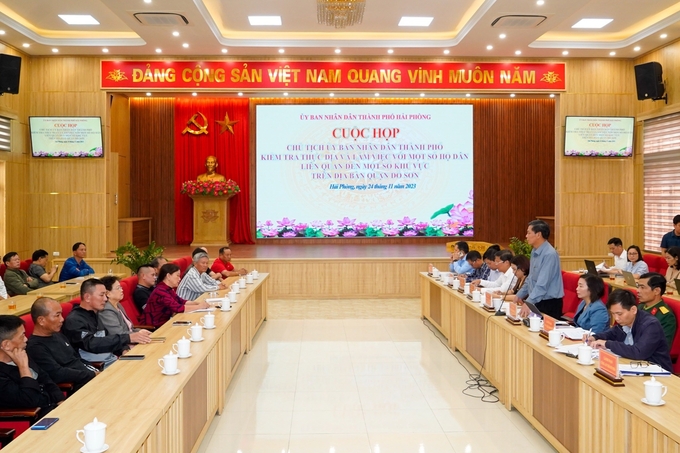 Ông Nguyễn Văn Tùng trả lời kiến nghị của các hộ dân liên quan đến việc hỗ trợ vật kiến trúc khi cưỡng chế các công trình vi phạm để triển khai một số dự án. Ảnh: Đàm Thanh.