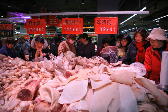 Người dân mua thịt tại một siêu thị ở Tân Châu, tỉnh Sơn Đông, Trung Quốc. Ảnh: AFP.