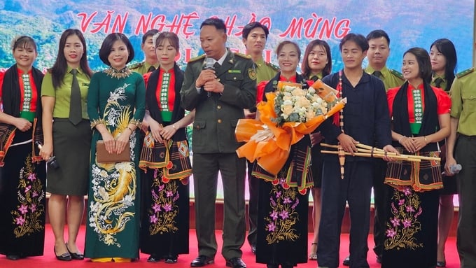 Mr. Tran Van Trien, Director of the Forest Protection Department Region I, thanked the singers who are officers and employees in the forest ranger industry. Photo: H.D.