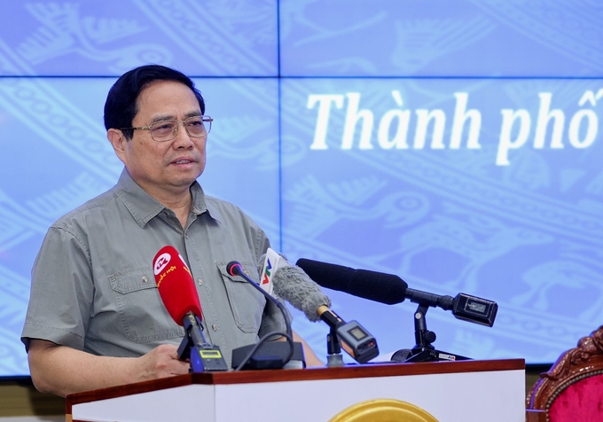 Thủ tướng Phạm Minh Chính chỉ đạo tại Hội nghị lần thứ nhất Ban chỉ đạo triển khai thực hiện Nghị quyết 98 diễn ra tại TP.HCM sáng 26/11. Ảnh: VPG.