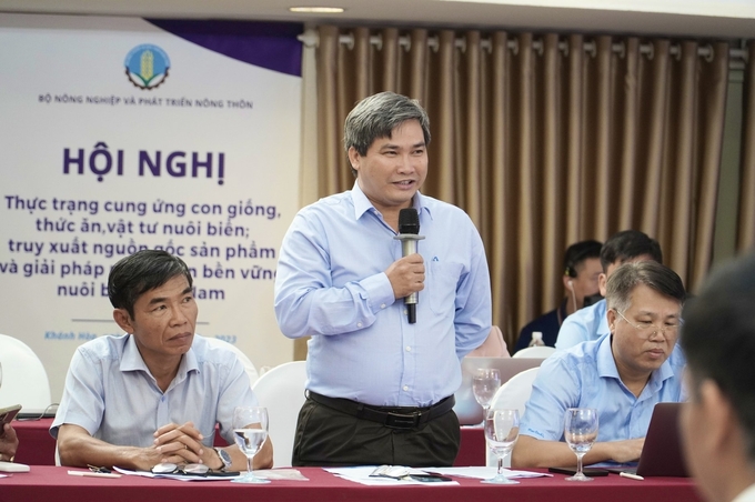 PGS.TS Võ Văn Nha, Phó Viện trưởng Viện Nghiên cứu Nuôi trồng thủy sản III cho biết, Viện III còn 2 giai đoạn lột xác nữa sẽ ra con tôm bông trắng. Ảnh: KS.