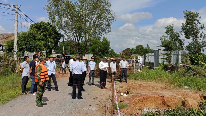 Ban Chỉ huy Phòng chống thiên tai và Tìm kiếm cứu nạn tỉnh Bình Dương và lãnh đạo địa phương nhanh chóng có mặt tại hiện trường giúp dân khắc phục sự cố. Ảnh: Trần Trung.