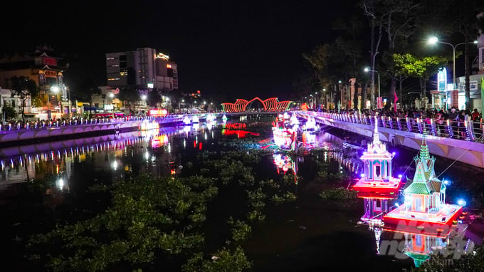 Trình diễn Lôi Protip (thả đèn nước) và ghe Cà Hâu trên dòng sông Maspero là một trong những hoạt động văn hóa đặc trưng của đồng bào dân tộc Khmer dịp Lễ hội Oóc Om Bóc - đua ghe Ngo hàng năm tại tỉnh Sóc Trăng.