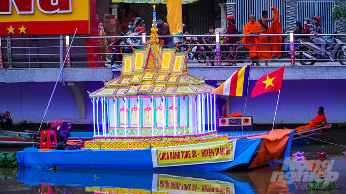 Theo người dân đồng bào dân tộc Khmer ở Sóc Trăng, thả đèn nước là nghi lễ xuất xứ từ Phật giáo, được tổ chức vào dịp rằm tháng 10 âm lịch, với ý nghĩa tạ ơn thần mặt đất, nước và thiên nhiên đã tạo cuộc sống bình yên và mong muốn những điều tốt lành hơn sẽ đến ở năm sau.