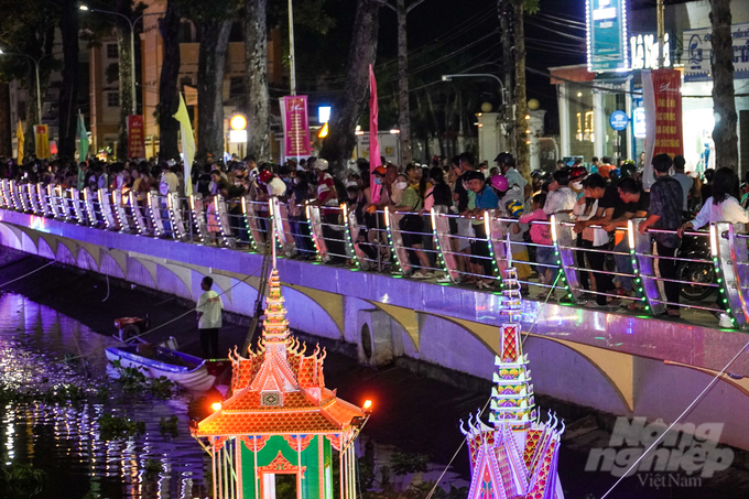 Vào dịp này, hàng ngàn người dân Sóc Trăng đổ về dòng sông Maspero vừa chiêm ngưỡng hoạt động thả đèn nước, vừa vui chơi, ca hát mừng lễ hội Oóc Om Bóc.