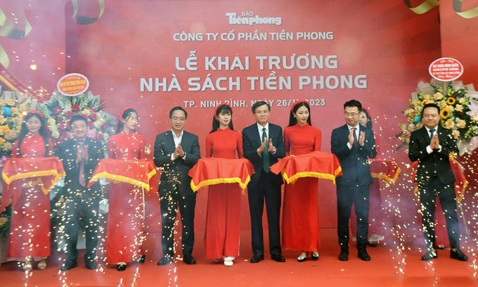 Bí thư Tỉnh ủy Ninh Bình, Bí thư Trung ương Đoàn, Phó Tổng Giám đốc Đài Tiếng nói Việt Nam và Phó Tổng biên tập Báo Tiền Phong cắt băng khánh thành Nhà sách Tiền Phong. Ảnh: VOV.