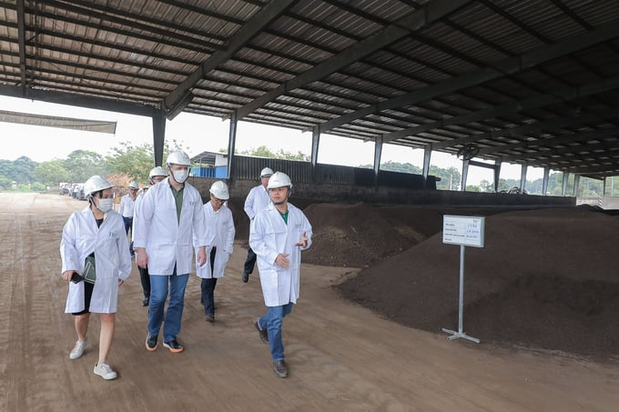 The Ministerial Delegation from the Ministry of Agriculture of Kaluga visiting TH's Microbial Manure Processing Plant.