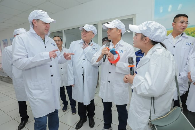 Mr. Efremov Alexander Viktorovich expressing interest in learning about TH's dairy cattle management methods through the use of the Perometer chip attached to the cows' legs.