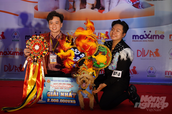 Chủ nhân Trần Hải Duy và bé Bom đã dành giải Nhất Cuộc thi Thời trang cún cưng. Ảnh: Trần Phi.