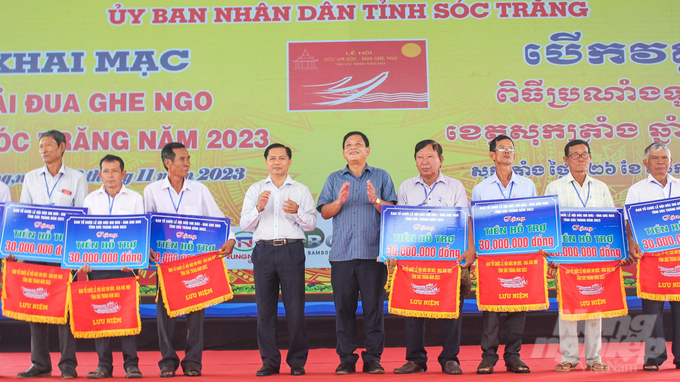 Lãnh đạo tỉnh Sóc Trăng trao kinh phí hỗ trợ cho các đội tham gia giải đua ghe Ngo năm 2023. Ảnh: Kim Anh.