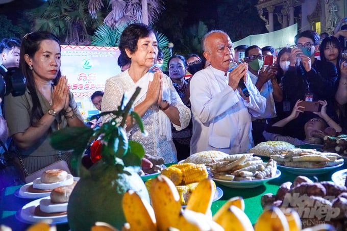 Lễ hội Oóc Om Bóc, theo tiếng Khmer nghĩa là đúc cốm dẹp hay lễ cúng trăng. Đây là một nghi lễ nông nghiệp của cư dân người Khmer Nam bộ nói chung và tỉnh Sóc Trăng nói riêng, được tổ chức hàng năm vào dịp rằm tháng 10 âm lịch, nhằm tưởng nhớ công ơn mặt trăng, vốn được người Khmer xem như một vị thần bảo vệ mùa màng tươi tốt, cuộc sống mỗi gia đình sung túc trong năm.