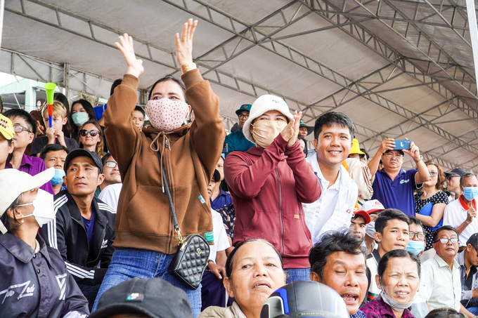 Hàng ngàn người dân đổ về khu vực khán đài đua ghe Ngo từ sớm để cổ vũ cho các đội đua ghe Ngo. Ảnh: Kim Anh.