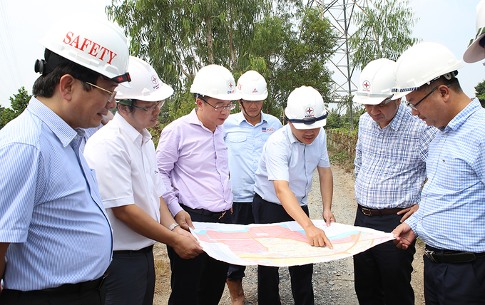 Tổng Giám đốc EVNNTP nghe báo cáo phương án, tiến độ xây dựng Nhà máy điện Nhơn Trạch 3.