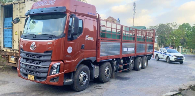 Công an huyện Hải Hà phát hiện xe ô tô tải chở 450kg cá tầm nhập lậu trái phép. Ảnh: Minh Tuấn
