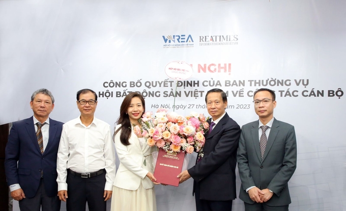 Thường trực Hiệp hội Bất động sản Việt Nam chúc mừng Nhà báo Trần Minh Huệ.